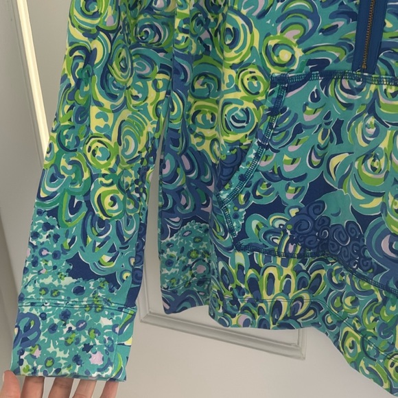 Like New swirl Lilly Pulitzer Skipper Top - Picture 4 of 7